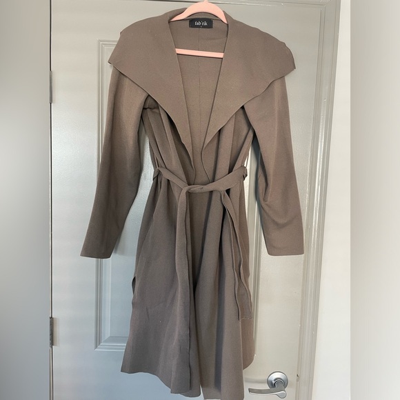Gorgeous New NW Gray Tie Fab’rik Trench Coat Size Large - Picture 2 of 2